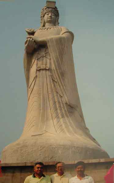 古达妈祖神像以章家杰（中）在2007年探访中国时拍摄的妈祖神像为蓝本。
