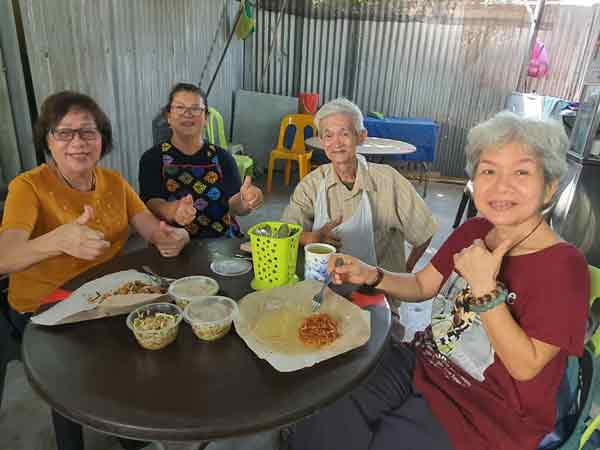 对于老顾客而言，来到“Ah Hui咖啡店”，可舒服地用餐，右起黄韵嫣、方明辉夫妇及马柔姜。