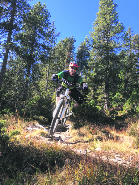 马可在茵特拉根附近的林里山地骑行。