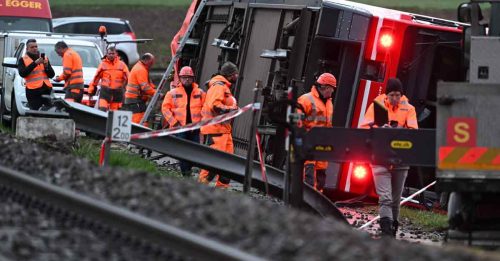 狂风吹翻两列火车 瑞士西北部15人受伤