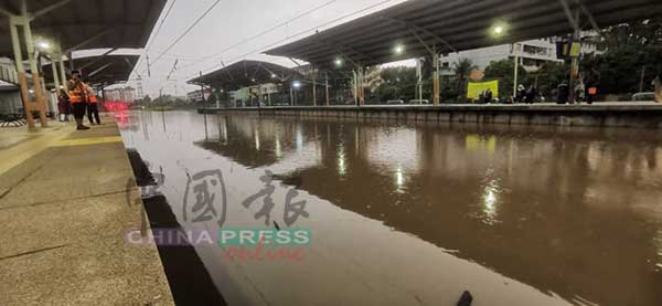 banjir serdang KTM 沙登 电动火车站