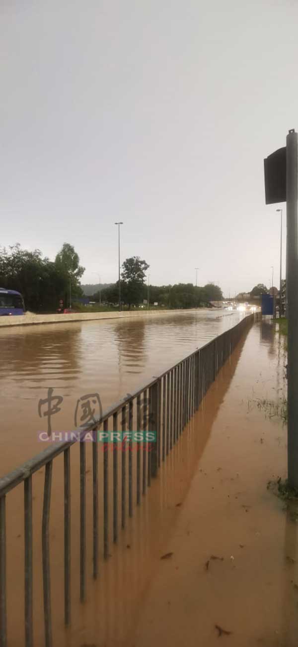 banjir serdang KTM 沙登 电动火车站