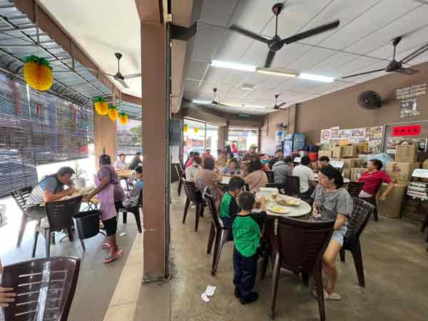 劳勿正宗海南茶室客源多，顾客在高峰时段须耐心等候位子。