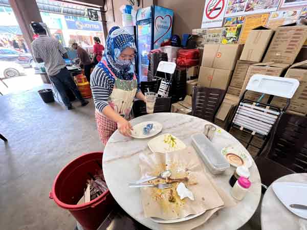 吴金鸿让员工在顾客离座后才收拾碗碟，以示对顾客的尊重。