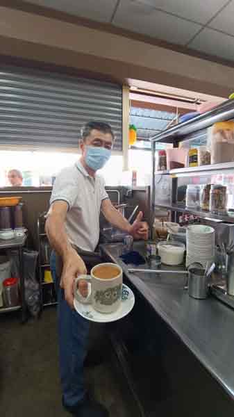 吴金鸿展示亲手冲泡的海南茶，经常有顾客错叫成鸳鸯。