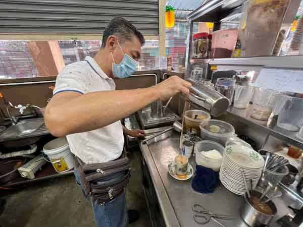 吴金鸿拥有了得的冲泡手艺，获顾客赞赏。