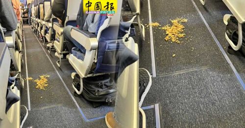 乘客机舱撒了米饭  空服员破口大骂 航班延误