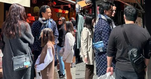 吴彦祖9岁爱女游日本 拿胶袋逛街打扮低调