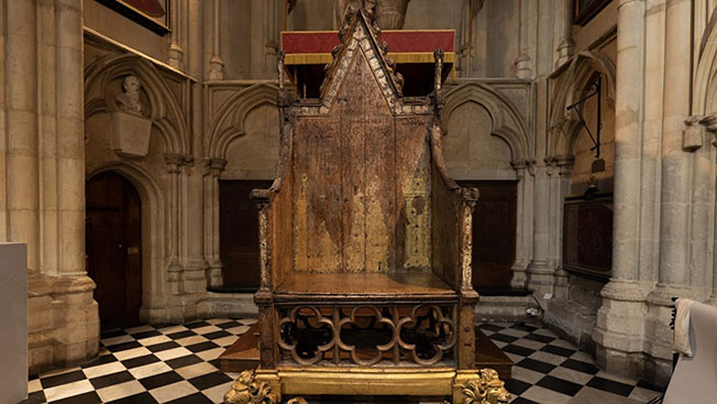 查理斯三世在接受加冕时，将坐上已有700多年历史的圣爱德华宝座。