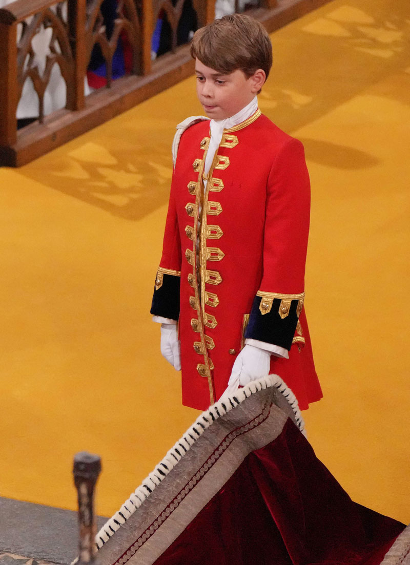 英王加冕大典，乔治王子当“荣誉四骑士”帮提袍。