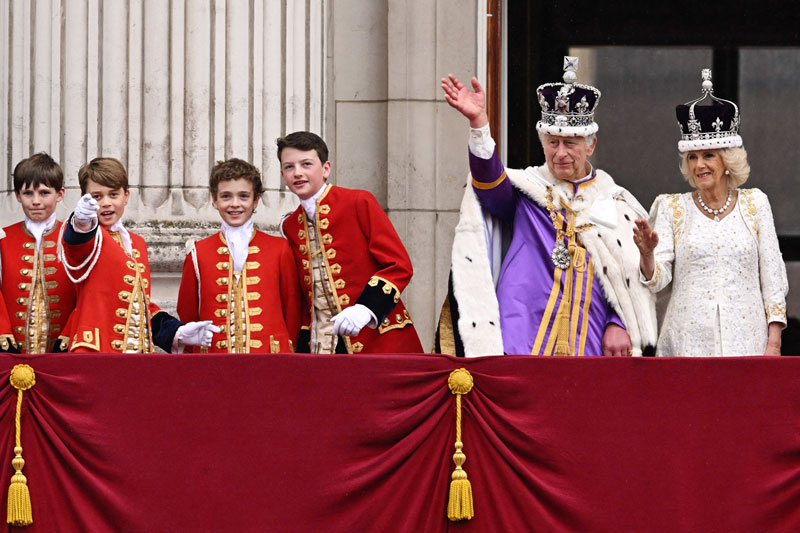 英王国王查理斯三世的“荣誉四骑士”，左起：13岁的奥利弗·乔尔蒙德利勋爵、9岁的长孙乔治王子、13岁的尼古拉斯·巴克利少爷和12岁的拉尔夫·托勒马克少爷。