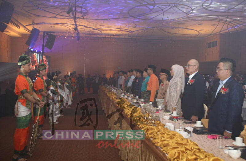 主办方邀请多名政府高官出席见证颁奖礼，场面隆重、盛大。