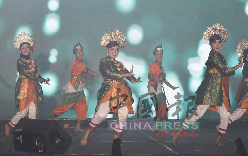 主办方安排不少娱性节目，包括舞蹈、演唱等，除了凸显大马人才济济，也展现大马多元文化的特色。