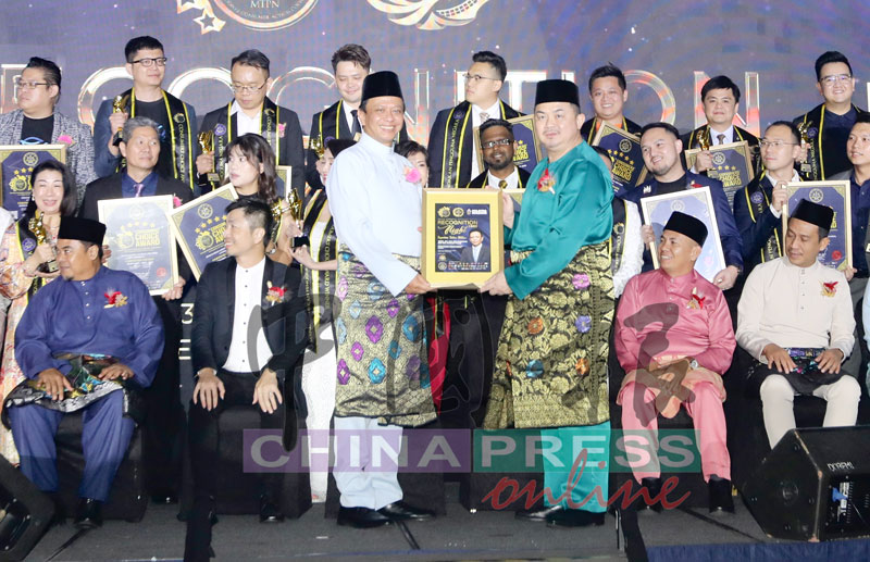 杨国伟(右)颁发感谢状给聂阿迪。