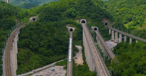 贵州单座山 凿5条高铁隧道加桥梁