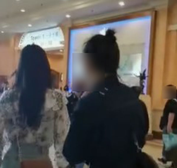 2名中国籍女子被一名男子识破阴谋后，失望转身离开。