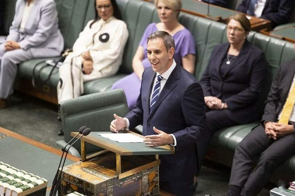 澳洲国库部长查默斯周二在国会发表新财年预算案。（彭博社）