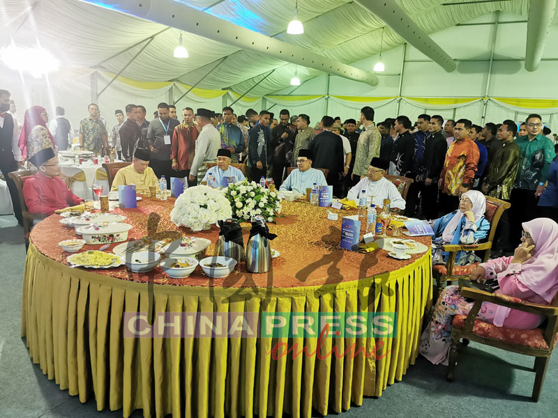 主桌嘉宾聂纳兹米（左起）、法迪拉、阿末扎希、安华、阿末耶谷、旺阿兹莎和西蒂查比达。