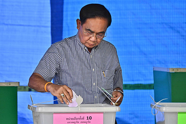 团结建国党首相候选人帕拉育周日在曼谷投票。（法新社）
