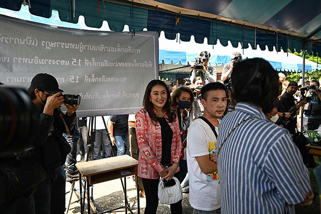 为泰党首相候选人佩通坦，周日抵达曼谷的投票站，准备投票。（法新社）