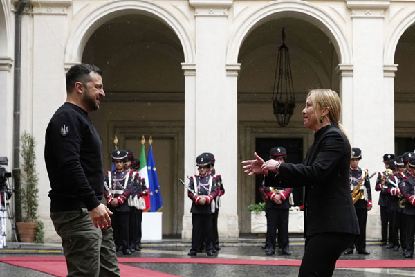 意大利总理梅洛尼（右）热烈欢迎泽连斯基（左）的到来。