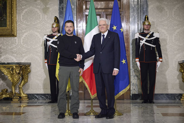泽连斯基（右）在意大利总统府和该国总统马塔雷拉（左）会面。