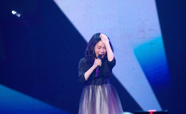 李亚萍献唱《醒来吧！雷梦娜》时似乎想起女儿，泪流满面。