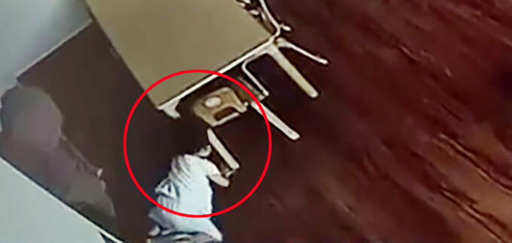 电眼画面显示女童跌倒后头撞到一旁的椅子。（受访者提供）