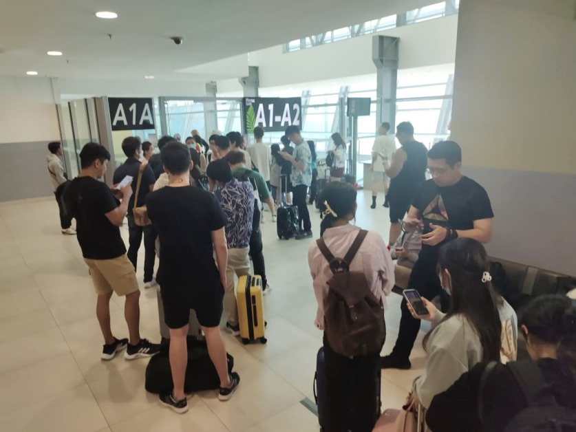 逾百名欲飞往曼谷的乘客，被逼滞留槟城国际机场。