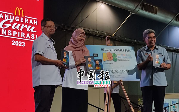 法丽娜（左2）为教育总监峇卡鲁丁（右）所著的《Anak Baik lagi Cerdik》主持推介礼。
