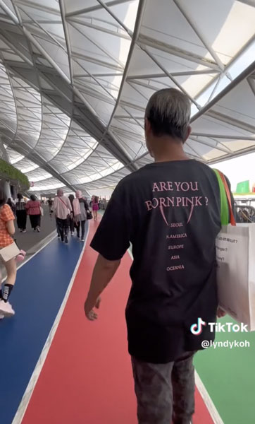 @lyndykoh爸爸即场换上BLACKPINK的黑色T恤。