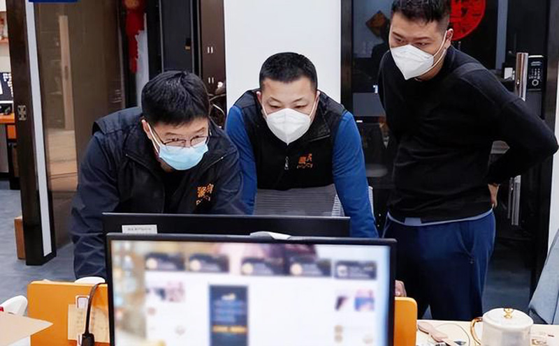 上海警方成立专案组侦查，发现有主播与集资诈骗犯罪嫌疑人来往密切。