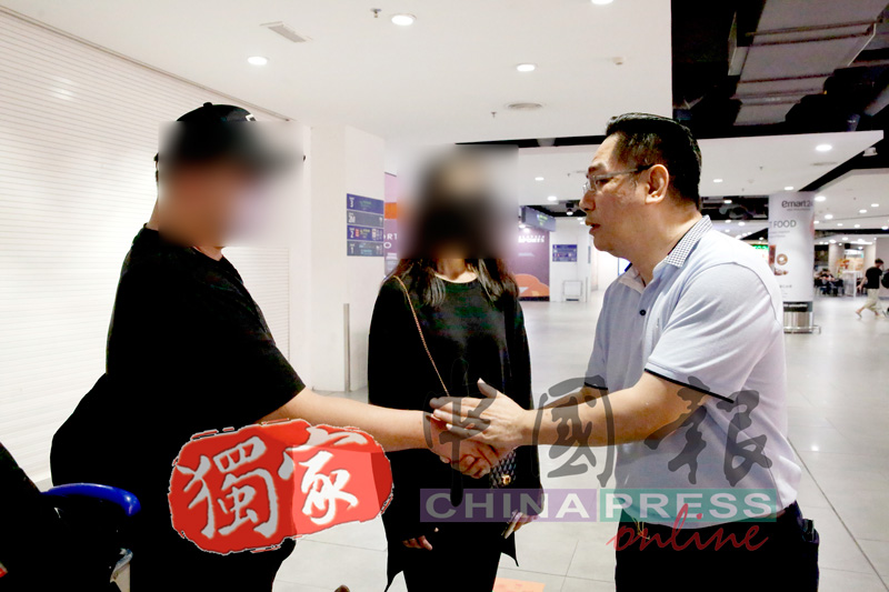 陈先生与黄先生握手言谢，感谢后者的协助，让他与女友安全及平安回国。