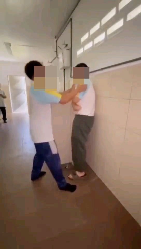施暴的中二生（左）不断在厕所内，用拳头挥打受害者（右）。