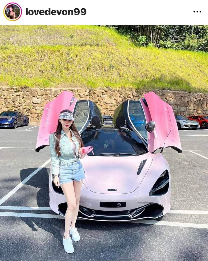 黄小姐透露，她本身已有2辆配有“9”号车牌的豪华轿车，包括1辆迈凯伦及1辆奔驰。