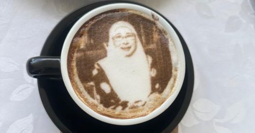 旺姐分享用餐 獲服務員送肖像咖啡