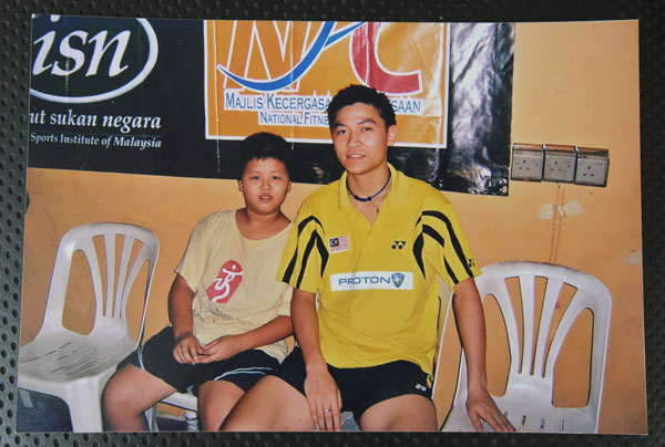 黄天启（左）从小就爱看羽球比赛，并有幸与小时候的偶像羽球前国手陈文宏合照。