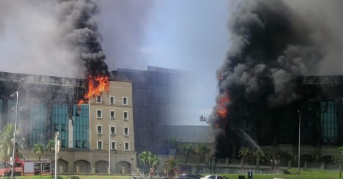 KWSP大厦4楼及5楼起火 7消拯局联手灌救
