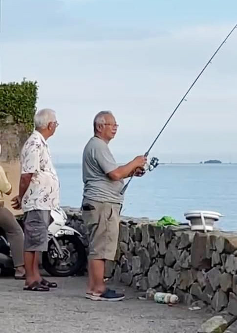日前社交媒体流传貌似“Bossku”前首相拿督斯里纳吉，在马六甲海边钓鱼视频。（截自视频）