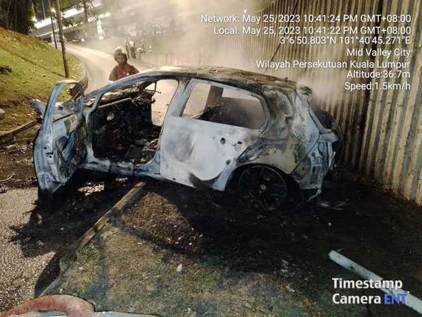 火势被完全扑灭后，该轿车已被烧得面目全非。