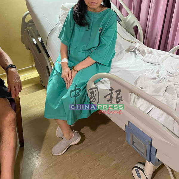 傅小姐的母亲动手术并住院一天后，已无大碍，如今也可正常说话。