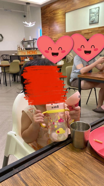 妇女早前贴出女儿坐在餐椅上的照片。