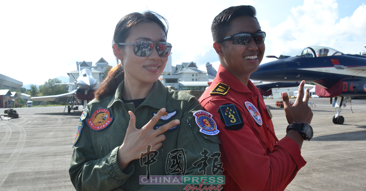 中国空军女机师何晓莉（左）与印尼空军“朱彼特”机师。
