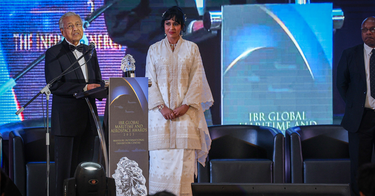 马哈迪（左）在IBR环球航空与海事颁奖典礼获得终身成就奖。