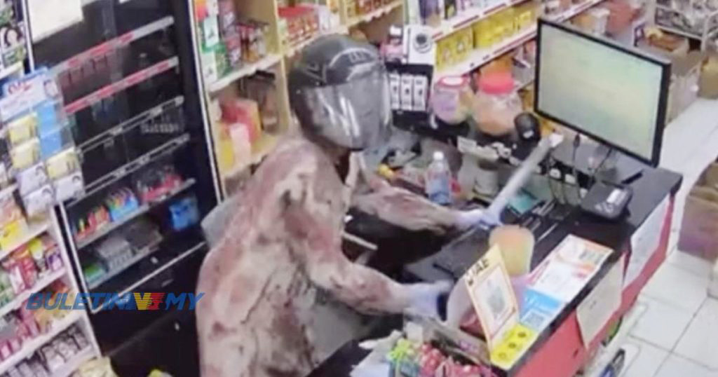 嫌犯身穿女性马来传统套装，持一把刀进入店后，抢走收银机。