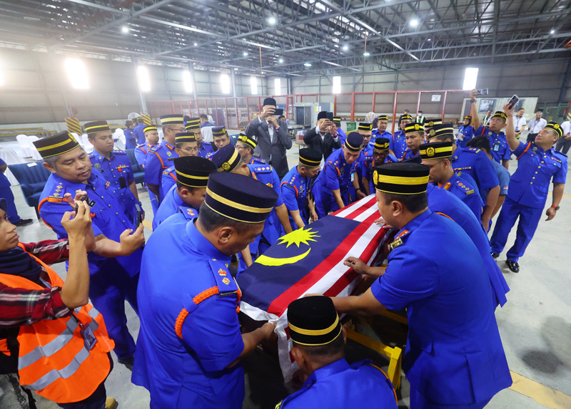民防部队官员向已故阿旺阿斯甘达致上最后敬意。