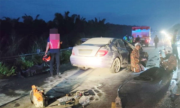马赛地Benz房车车祸后起火燃烧，导致两名华裔男子身亡。