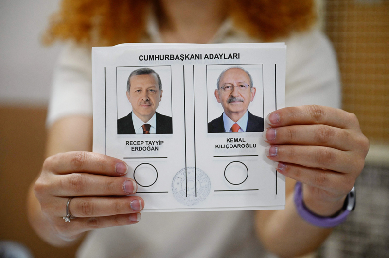 土耳其选举官员28日展示总统决选的选票，只能从埃尔多安（左）或基利达罗格鲁中选一人。（法新社）