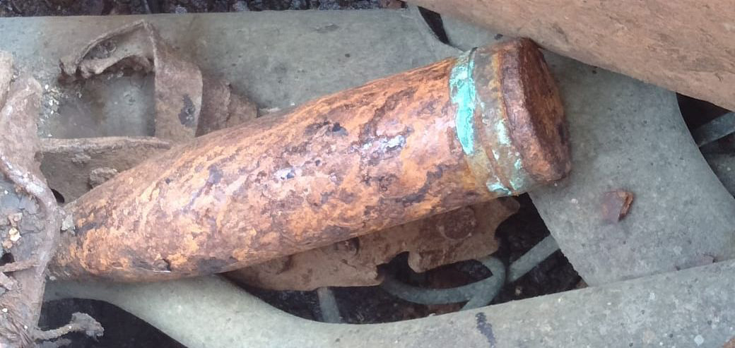 执法员在运输船上，发现一枚UXO型号旧炸弹。