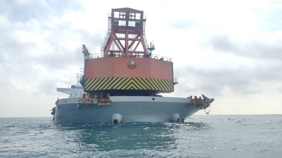一艘来自中国福州的运输船，被发现在柔州海域非法停泊。